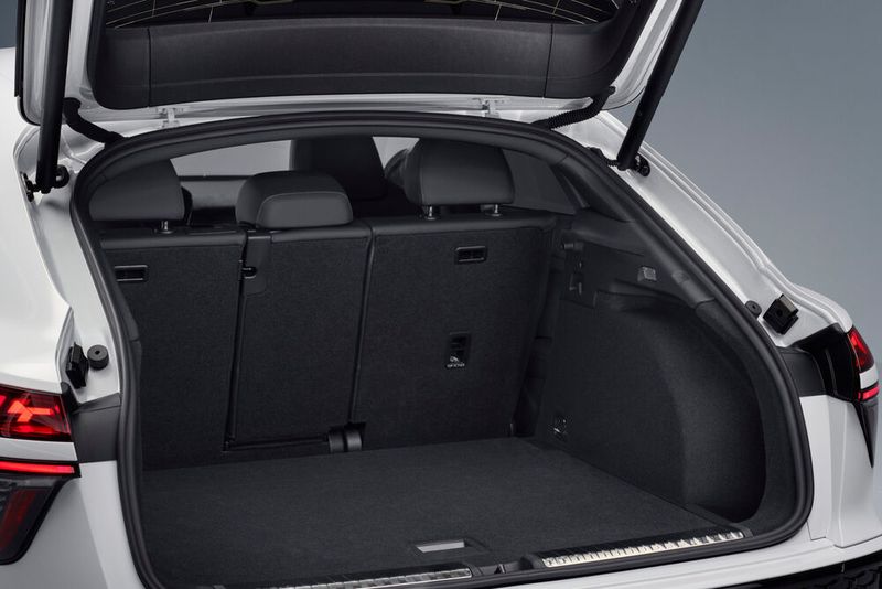 Auf das maximale Kofferraumvolumen wirkt sich das Dachdesign des Sportback etwas nachteilig aus. (Bild: Audi)