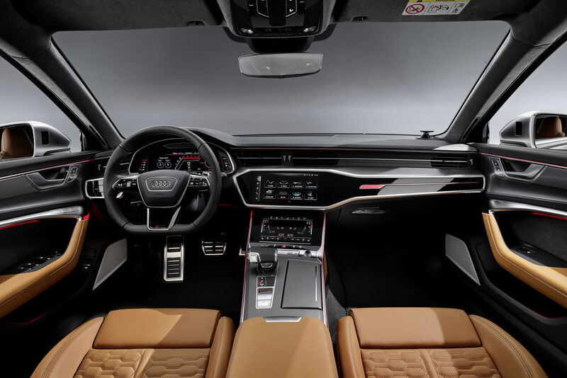 Das Cockpit des RS 6 bietet zudem die coole Black-Panel-Optik der drei Bildschirme sowie eine perfekte Verarbeitung. (Audi)
