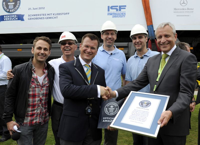 Weltrekord geknackt: Olaf Kuchenbecker vom Guinness World Record Deutschland überreicht  Günter Gressler, Vorsitzender der Geschäftsführung der 3M Deutschland, die Weltrekord-Urkunde. (Bild: 3M)