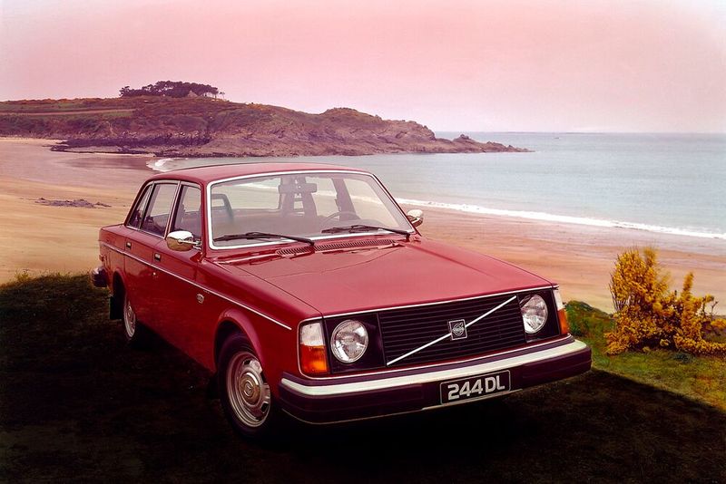 Stoßfänger des Anstoße: Der kantig-konservative Volvo 240 irritierte 1974 mit Safety-Car-Features, entwickelte sich dann aber zur global gefeierten Markenikone. Er folgte im Sommer 1974 auf den seit Sommer 1966 gebauten Volvo 140 und wurde bis Frühjahr 1993 gebaut, also fast 19 Jahre lang. Der 240 war in den 1970er- und 1980er-Jahren das Volumenmodell von Volvo. Vor allem auf dem US-amerikanischen Markt fand die Limousine viele Käufer, während auf dem europäischen Kontinent je nach Land auch der Kombi beliebt war. (Bild: Volvo)