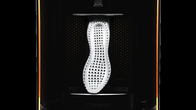 Carbon Digital Light Synthesis (Carbon DLS) ist ein harzbasiertes 3D-Druckverfahren. Es nutzt digitale Lichtprojektion, sauerstoffdurchlässige optische Komponenten und technische Hochleistungswerkstoffe, um Polymerbauteile mit außergewöhnlichen mechanischen Eigenschaften, hoher Auflösung und hervorragender Oberflächengüte herzustellen.(Bild:  Carbon)