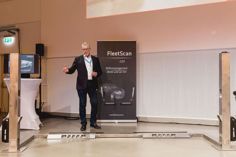 Ebenfalls im Rahmen der „Live-Werkstatt“ zu sehen: Das brandneue Reifen-Scan-System von RKKR. Gerd Heidemann, Vertriebsleiter Technik Europa von RKKR, stellte es vor. Das „Fleetscan Car“ ist eine mobile Überfahrlösung, die die Messung der Profiltiefe mittels Photogrammetrie ermöglicht. Eine KI-gesteuerte Reifenüberwachung erkennt zudem den Typ, die Größe, das Alter und die Kennzeichen der Reifen. (Bild: Stefan Bausenwein)
