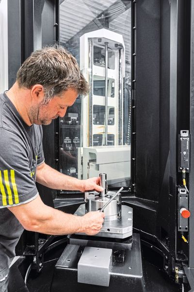 Der Rüstplatz des PH Cell 300 ermöglicht das hauptzeitparallele Rüsten. (Bild: DMG Mori)