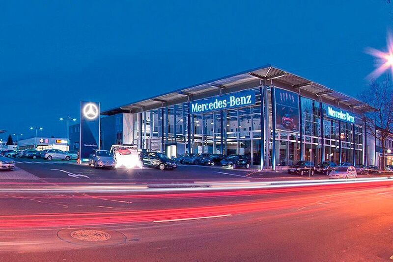 Das Autohaus Kunzmann in Aschaffenburg hat 2019 einen neuen Geschäftsführer berufen. Der Neue kommt von Daimler und will den Kurs der Digitalisierung fortsetzen. Gleichzeitig investiert das Unternehmen Millionen in einen neuen Betrieb in Hessen. (Kuzmann)