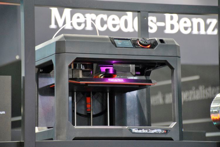 Bei Mercedes-Benz am Stand zu sehen: Wie man mittels 3-D-Drucktechnik vergriffene Ersatzteile für Oldtimer „einfach“ nachfertigen kann. (Dominsky)