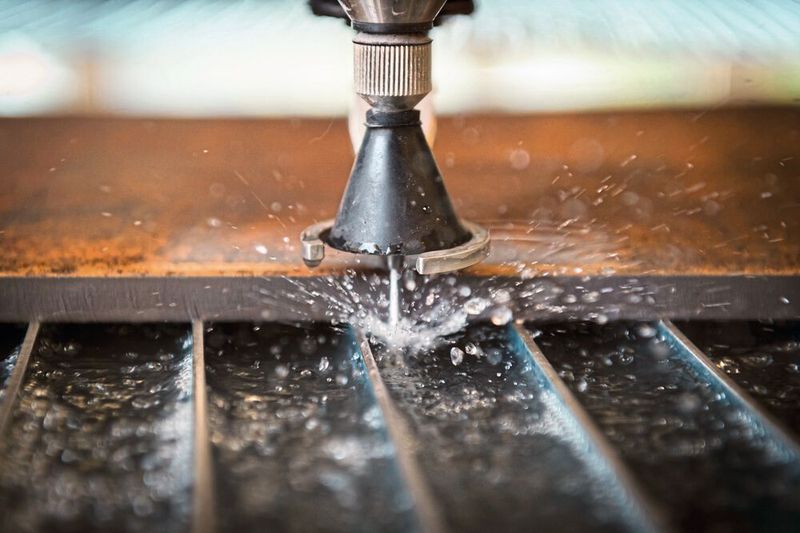 Präzis schneiden: Hochdruckpumpen sorgen für einen leistungsfähigen Wasserstrahl  (Bild: Matthias Fritzenwallner / STM)