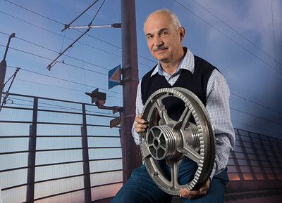 Philippe Leray: Ingenieur mit Spannung – Wenn Hochgeschwindigkeitszüge mit bis zu 400 Stundenkilometern fahren können, hat dies auch mit einer Erfindung von Philippe Leray zu tun: Der Franzose hat die Nachspanneinrichtung, die den Fahrdraht straff gespannt hält, so verbessert, dass sie auch bei hohen Geschwindigkeiten zuverlässig funktioniert. Sollte der Fahrdraht reißen, entsteht dank dieser verbesserten Mechanik kein Schaden an der Nachspanneinrichtung. Der Bahnbetrieb kann deshalb schnell wieder aufgenommen werden. Leray, der direkt nach seinem Studium nach Deutschland kam, arbeitet im Sektor Infrastructure & Cities in Erlangen. (Bild: Siemens)