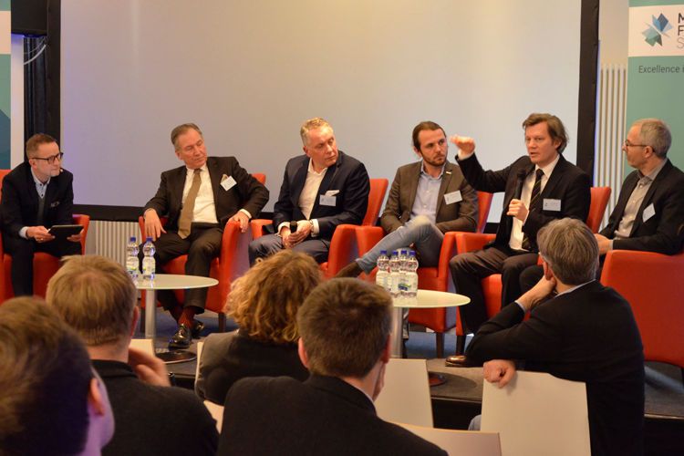 Durch den Konferenztag führte IFA-Direktor Prof. Stefan Reindl (ganz links), der auch die Podiumsdiskussion zu den Brennpunktthemen im Handel moderierte. (Bild: Rehberg/»kfz-betrieb«)