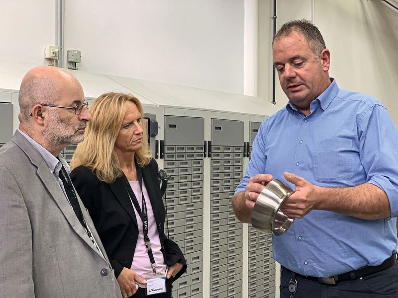 Sönke Burmester, Senior Product Sales Manager, gibt Einblick in die Ventilproduktion am Gea-Standort Büchen. (Bild: Gea)