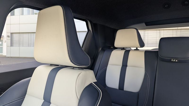 Wenn man die Topversion GTS wählt, nimmt man in der A290 auf dunklelblau- und cremefarbenen Sitzen aus Nappaleder Platz. Sie bieten guten Seitenhalt. (Bild: Simon – VCG)