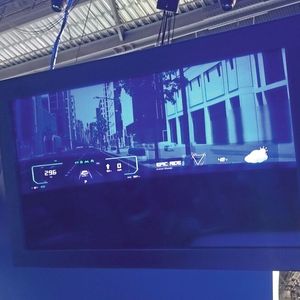 Die holografische Folie kann Fahrinformationen (links) oder auch Unterhaltungsprogramme (rechts) anzeigen.(Bild:  Sven Prawitz/Vogel Communications Group)