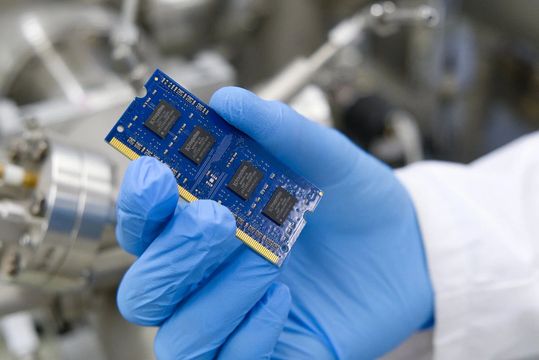 Die selbstpolarisierenden Polymerbeschichtungen könnten künftig in verschiedensten elektronischen Bauteilen zum Einsatz kommen.(Bild:  Christina Anders, Uni Kiel)