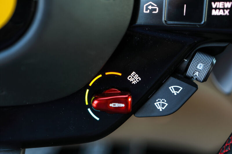 Der einzige traditionelle Schalter ist ebenfalls ein Ferrari-Unikum: Der „Manettino“ unten rechts am Lenkrad. (Auto-Medienportal.Net/Ferrari)