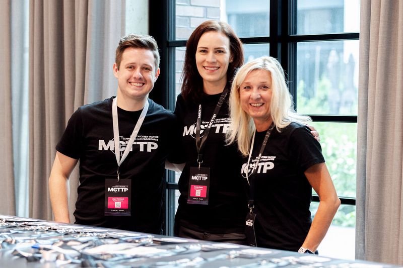 Jago Heinisch, Svenja Mohn und Marlene Stelmach (alle Vogel IT-Akademie) hießen Teilnehmer, Speaker und Sponsoren willkommen. (Bild: Vogel IT-Akademie)