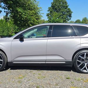 Der Volvo EX60 ist gut 4,8 Meter lang und gut 1,6 Meter hoch. Der Radstand misst knapp 3 Meter. Folglich luftig ist das Raumgefühl für die Front- wie auch für die Fondpassagiere. Auffallend sind die fehlenden klassischen Türgriffe. (Bild: Mauritz – VCG)