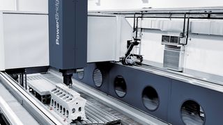 Bild 1: Bei der Portalfräsmaschine von SHW sind zwei Rolloabdeckungen frontal auf der Bearbeitungsbrücke angebracht. (Bild: SHW)