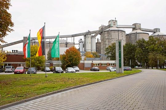 Bereits seit 1909 wird am Standort von Heidelberg Cement in Ennigerloh Zement produziert. Bereits seit 1909 wird am Standort von Heidelberg Cement in Ennigerloh Zement produziert.