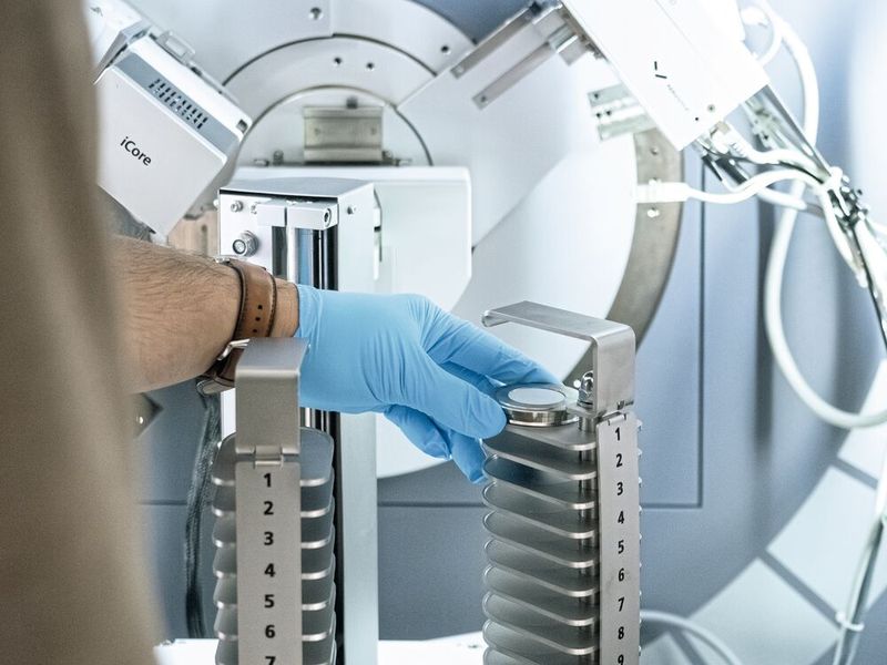 Le jumeau de cet échantillon se trouve sur la face extérieure de l'ISS dans le cadre de l'expérience « SESAME ». (Source : EMPA)