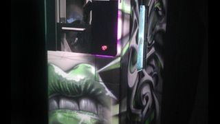 Das war der Hingucker: eine Datron D5-Fräse, erstmals mit themengerechter Dental-Airbrush-Dekoration. (Bild: Datron)