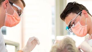 Extrazelluläre Polysaccharide unterstützen die Überlebensfähigkeit Karies verursachender Bakterien im Zahnbelag, indem sie Kalzium binden. (Universität Basel)