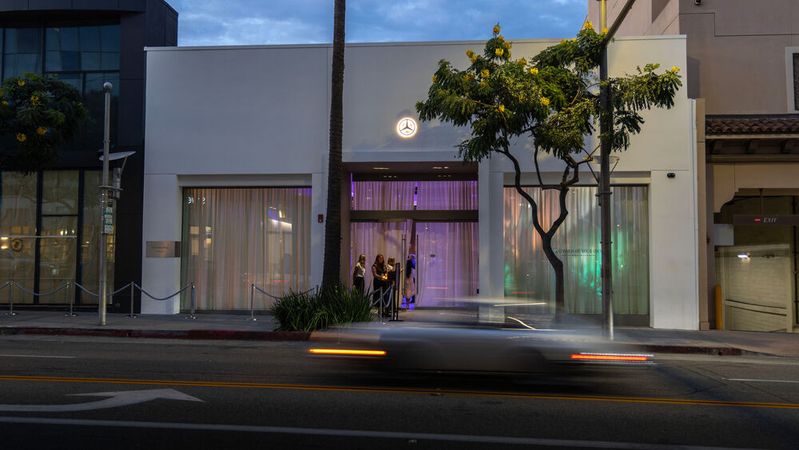 Mercedes-Kunden und -Interessenten im Raum Los Angeles können jetzt in einer neuen Repräsentanz in Beverly Hills einkaufen und Zeit verbringen.(Bild:  Mercedes-Benz AG)