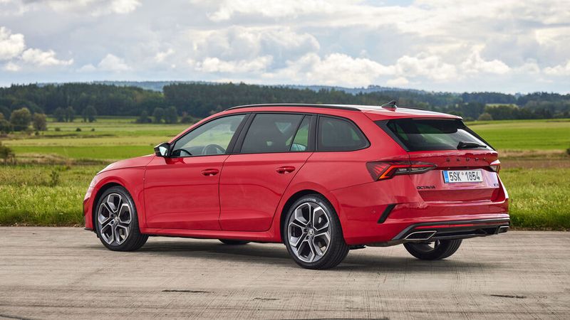 Das nächste Level erreichte der Octavia Combi auch mit der vielfältigen Antriebspalette. Neben Benzin- und Dieselmotoren und Erdgasantrieb standen erstmals auch Plug-in-Hybridantrieb sowie Mild-Hybrid-Technologie zur Wahl. Die erfolgreiche Octavia-Großfamilie wurde durch die Modellvarianten RS, Sportline und Scout weiter ergänzt. (Bild: Škoda)