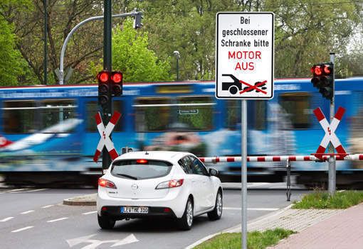 Selbst bei Bahnübergängen lassen viele Fahrer das Auto im Leerlauf laufen. Bei solchen Fahrbedingungen kann man durch das Ausschalten des Motors im Stand den Verbrauch signifikant reduzieren. Das Mazda i-stop-System nimmt dem Fahrer diese Tätigkeit ab. (Archiv: Vogel Business Media)