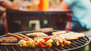 Beim Essen wird nicht nur Nahrung, sondern auch eine Menge von Bakterien aufgenommen. (© bernardbodo - Fotolia.com)