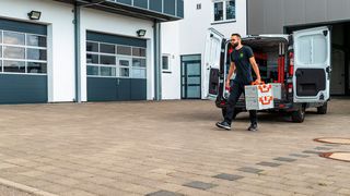 Die Brandschutzbox mit ihren Gefahrgutaufklebern erfüllt alle Vorschriften für einen sicheren Akkutransport auf der Straße und im Lagerbetrieb. (Cemo)