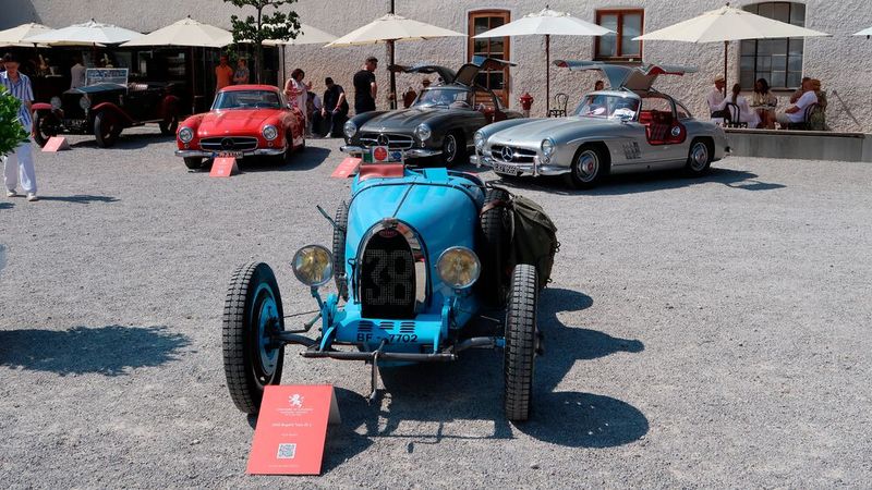 Bugatti 35A, umringt von Mercedes-Benz 300 SL Coupés. An dieser Stelle gehen wir davon aus, dass es sich bei allen ausgestellten Fahrzeugen weder um Fälschungen noch um Verfälschungen handelt. (Bild: Diehl – VCG)