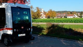 Erstmals ist ein autonom fahrendes Fahrzeug in Deutschlands ÖPNV im Einsatz: Die Deutsche Bahn setzt seit Mittwoch einen fahrerlosen Shuttle-Bus im niederbayerischen Kurort Bad Birnbach ein. (Deutsche Bahn)