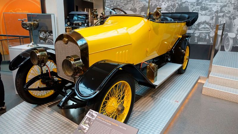 Den Typ B brachten Audi Automobilwerke GmbH Zwickau 1911 als Nachfolger des Audi Typ A auf den Markt. Es entstanden bis 1914 (nach anderen Quellen bis 1917) lediglich 360 Exemplare. Der Typ B verfügt über einen vorn eingebauten Vierzylinder-IOE-Zweiblock-Reihenmotor mit 2,6 Liter Hubraum. Er entwickelte 28 PS bei 1.800 1/min. Über ein Viergang-Vorgelegegetriebe und eine Kardanwelle trieb er die Hinterräder an. Der Wagen hatte einen Leiterrahmen und zwei blattgefederte Starrachsen und war als zwei- oder viersitziger Tourenwagen lieferbar. (Bild: Dominsky – VCG)