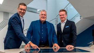 Standortleiter Christopher Hermann, CEO Michael Mertin und IV-Präsident Georg Knill (von links) eröffneten offiziell die neue, interaktive Erlebniswelt für Besucher am AT&S-Standort Fehring.  (Bild: AT&S)