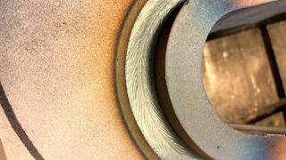 Das ist eine tadellose Schweißnaht aus dem Bereich Schienenfahrzeuge. Qualitätssicherung steht dort ganz oben. Fronius hilft dabei mit einer Möglichkeit zur lückenlosen Rückverfolgung aller Schweißnahtdetails. (Fronius)