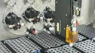 Parkers neue Smart-Syringe-Pumpe in leichter, kompakter Bauweise dosiert präzise. (Bild: Parker Hannifin)