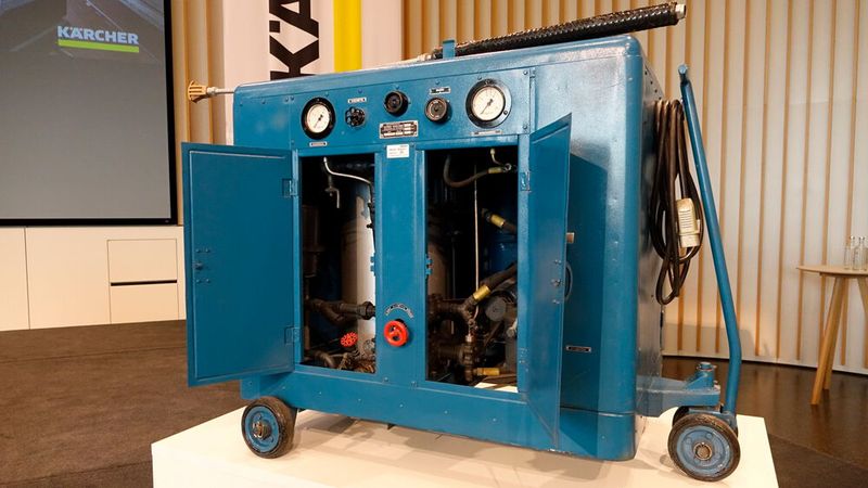1950 gründete Alfred Kärcher mit der Entwicklung des ersten europäischen Heißwasser-Hochdruckreinigers die Sparte Reinigungstechnik in seinem Unternehmen. 1974 wechselte die Firmenfarbe von Blau zu Gelb. Und 2013 zu Grau für den professionellen Bereich. Die Farbe Gelb ist seitdem dem Consumer-Bereich vorbehalten. (Bild: Dominsky – VCG)