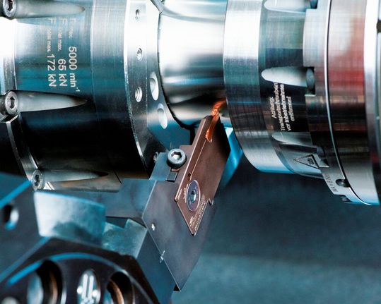 Das Ein-, Abstech- und Stechdrehsystem Z-Groove von ZCC-CT Europe erweitert die Anwendungsmöglichkeiten unter anderem durch eine neu entwickelte Stechkassetten-Schnittstelle.(Bild:  ZCC Cutting Tools Europe)