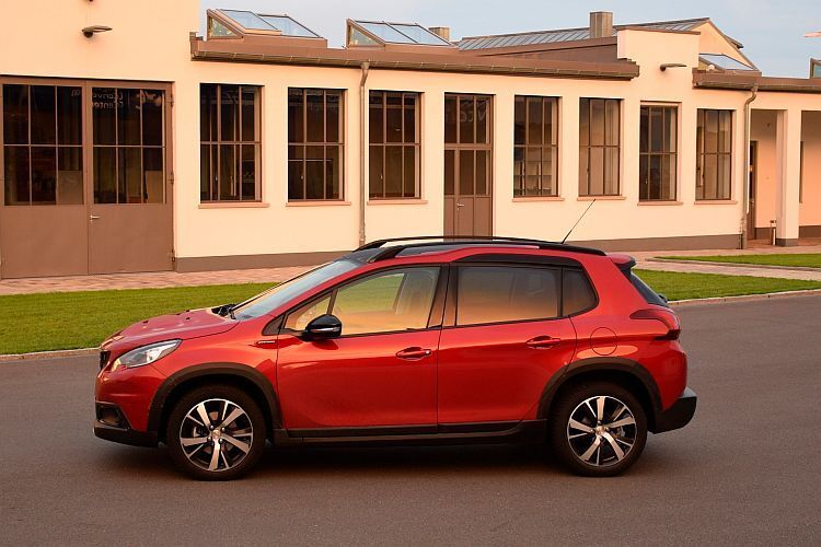 Neben dem schicken Rot gehören dazu viele Applikationen in Schwarz und Bicolor-Felgen. (Rosenow)