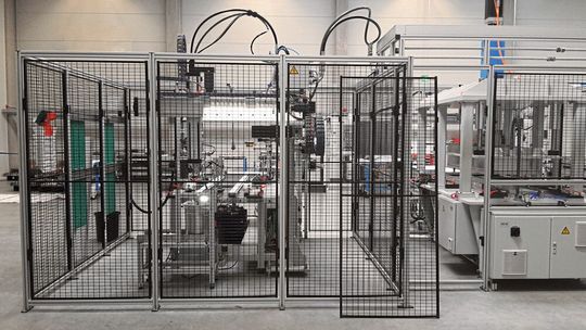 In der Dispenser-Station erfolgt der automatische Auftrag der Wärmeleitpaste.(Bild:  Schnaithmann Maschinenbau)