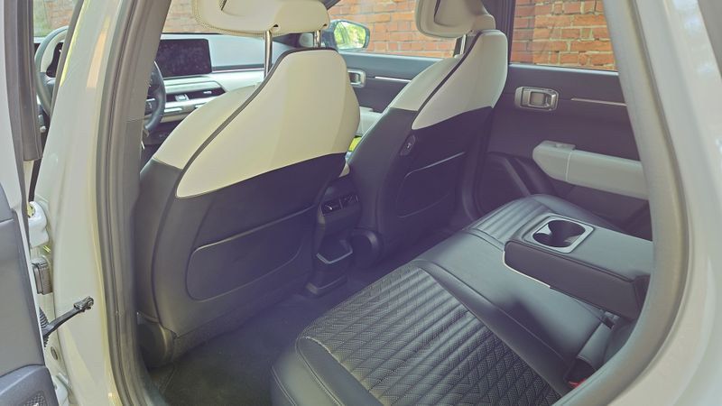 Auf dem Rücksitz ist genug Platz auch für große Gäste – selbst dann, wenn ein großer Fahrer in der ersten Reihe sitzt. (Bild: Thomas Günnel – Automobil Industrie)