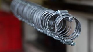 Diese Torro-Schlauchschellen werden jetzt in Polen unter anderem in Zügen eingesetzt. Diese, und weitere Norma-Group-Produkte, bringen bestehende Transportmittel jetzt auf den neuesten Standard, heißt es. (Norma Group)