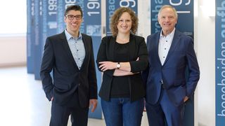 Annika Grässle (Mitte) wurde zum 1. Januar 2026 die geschäftsführende Gesellschafterin bei der Otto Roth Gruppe. Sie wird gemeinsam mit den Geschäftsführern Philipp Roth (links) und Rainer Grässle (rechts) die Erfolge von Otto Roth und Berliner Schrauben vorantreiben. (Bild: Otto Roth)