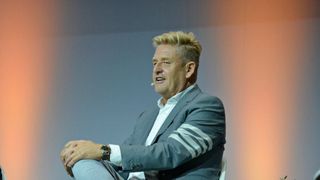 Seat- und Cupra-Chef Wayne Griffiths skizzierte, wie Cupra die Disruption des Automobilmarktes nutzte, um sich erfolgreich im Wettbewerb zu positionieren. (Bild: Rehberg – »kfz-betrieb«)