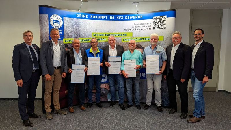 Den Goldenen Meisterbrief erhielten zum 40. Jubiläum die Mitglieder (v. l.) Rudi Dornbusch, Wolfgang Hummel, Thomas Krapf, Reiner Klug und Leonhard Kollert. Eingerahmt werden sie von Michael Bissert (Handwerkskammer), Roland Hoier, Conny Beständig und Marcus Eisner.  (Bild: Rosenow – VCG)