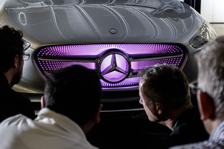 Die farbenwechselnde Kühlerattrappe an der Frontpartie gibt Auskunft über die gewählte Antriebsart. (Foto: Mercedes Benz)