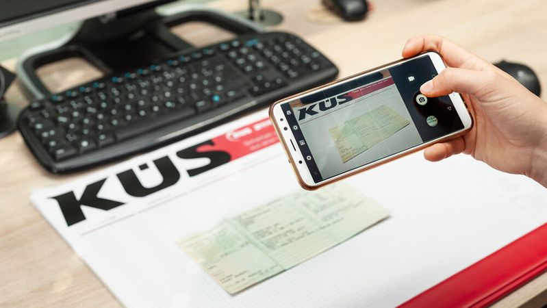 Schnell und fehlerfrei: Die Software „Fahrzeugschein Digital“ der KÜS Data GmbH verspricht Werkstätten optimierte Prozesse beim Bestellen von Ersatzteilen und bei Hauptuntersuchungen.(Bild:  KÜS)