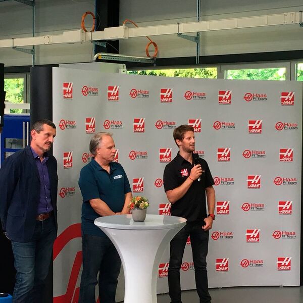 De gauche à droite Guenther Steiner, Responsable du team Formule 1 de Haas; Gene Haas propriétaire, président de Haas Automation Inc et Romain Grosjean le pilote franco-suisse du team F1 de Haas. (JR Gonthier)