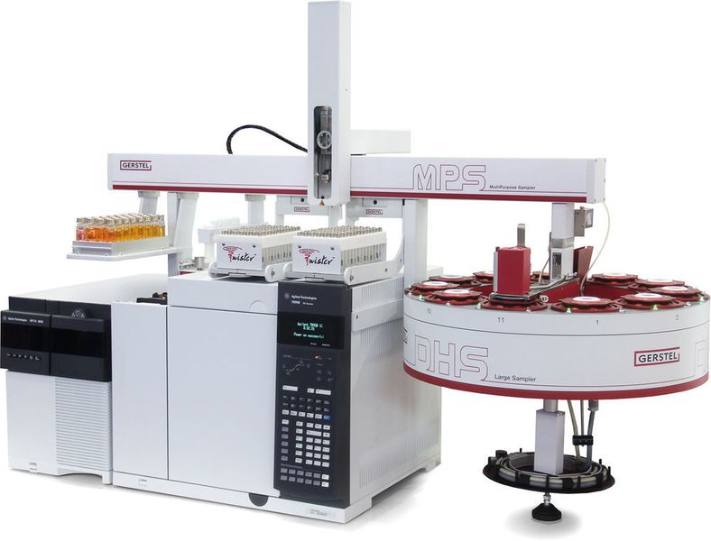 Abb. 3: Für die Analyse der VOC aus PU-Sprühschaum verwendetes GC/MS-System; links der DHS-Large-Autosampler. (Gerstel)