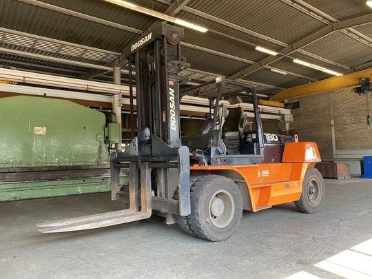 Der Maschinen- und Anlagenpark eines insolventen Stahlbearbeiters wird vom Online-Auktionshaus Surplex versteigert! Dazu gehören natürlich auch Transportsysteme. Mit dabei ist etwa dieser Doosan-Dieselstapler D1808-5 ...(Bild:  Surplex)