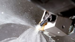 Die gezielte Zuführung des Kühlschmierstoffs bewirkt zunächst ein weites Vordringen des Kühlschmierstoffs zur Schneidkante. Es bildet sich ein Flüssigkeitskeil aus, der die Zerspanstelle effektiv kühlt und schmiert.  (Bild: WZL)